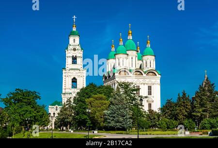 Himmelfahrtskathedrale und Kirchturm des Kreml in Astrachan, Russland Stockfoto