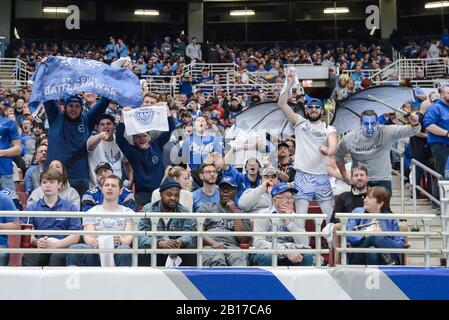 23. Februar 2020: Fans zeigen ihre Unterstützung für die Battlehawks in einem Spiel, in dem die NY Guardians die St. Louis Battlehawks besuchten. Abgehalten im Dome im America's Center in St. Louis, MO Richard Ulreich/CSM Stockfoto