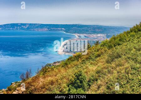 Luftaufnahme der Stadt Palmi am Tyrrhenischen Meer vom Gipfel des Mount Sant'Elia, Kalabrien, Italien Stockfoto