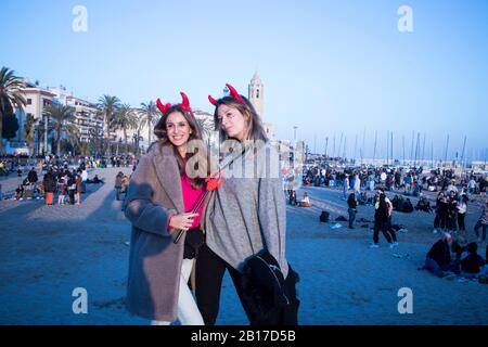 Sitges, SPANIEN - 23. Februar 2020: Menschen am letzten Tag des Karnevals in Sitges. Bestattung Carnestoltes - "Bestattung der Sardine" in Sitges Stockfoto