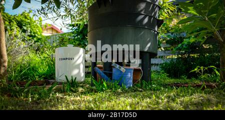 WORM Farm Kompost bin in organischem australischen Garten mit Küchenabfallbehälter, nachhaltigem Wohnen und Lebensstil ohne Abfall Stockfoto