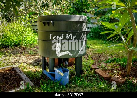 WORM Farm Kompost bin in organischem australischen Garten mit Feed Me WORM-Zeichen, nachhaltigem Wohnen und Zero Waste Lifestyle Stockfoto