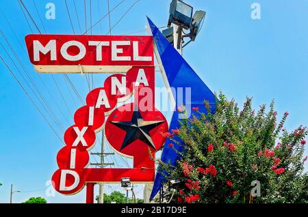 Das Schild des Motel Dixiana ist am 22. Februar 2019 in Vicksburg, Mississippi, abgebildet. Stockfoto