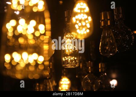 Die Decke ist mit einer Reihe von LED-Glühbirnen verziert Stockfoto