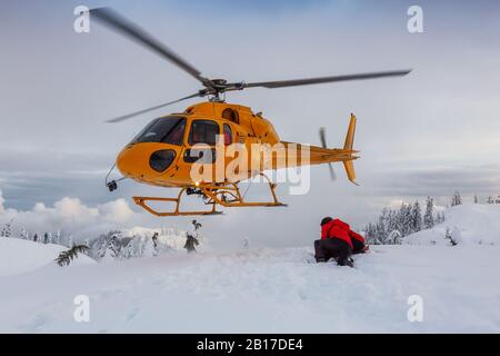 North Vancouver, British Columbia, Kanada. North Shore Search and Rescue rettet einen Skifahrer im Hinterland des Seymour Mountain mit einem helico Stockfoto