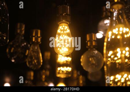 Die Decke ist mit einer Reihe von LED-Glühbirnen verziert Stockfoto