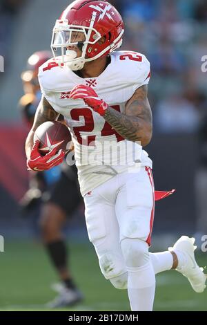 23. Februar 2020: DC-Verteidiger Donnel Pumphrey (24) eilt in der ersten Spielhälfte zwischen DC-Verteidigern und Los Angeles Wildcats, Dignity Health Sports Park, Carson, CA für positive yardage. Peter Joneleit/CSM Stockfoto