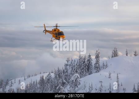 North Vancouver, British Columbia, Kanada - 17. Februar 2020: Der Hubschrauber zur Suche und Rettung von Nordufern fliegt, um einem Skifahrer im Hintercountr zu helfen Stockfoto