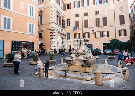 Die Fontana delle Tatarughe, Der Schildkrötenbrunnen, italienischer Renaissance-Brunnen auf der Piazza Mattei, Viertel Sant'Angelo, Rom, Italien Stockfoto