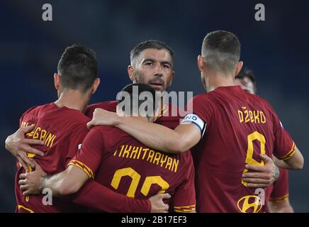 Rom, Italien. Februar 2020. Romas Spieler feiern während eines Serie-A-Fußballspiels zwischen Roma und Lecce in Rom, Italien, 23. Februar 2020. Credit: Augusto Casasoli/Xinhua/Alamy Live News Stockfoto