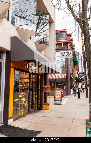 Der Laden von L'occitane En Provence mit dem Nadia Salon darüber in der Walnut Street im Viertel Shadyside, Pittsburgh, Pennsylvania, USA Stockfoto