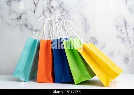Bunte Einkaufs- oder Geschenktaschen Stockfoto