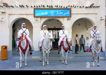 DOHA, Qatar-12 Dez 2019 - Ansicht der Katarischen berittene Polizei auf Pferde auf die Straße an der Souq Waqif im historischen Zentrum von Doha entfernt. Stockfoto