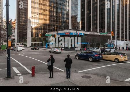 Vancouver, KANADA - 19. FEBRUAR 2020: Wintermorgen im Business Center mit Straßenblick in der Innenstadt. Stockfoto