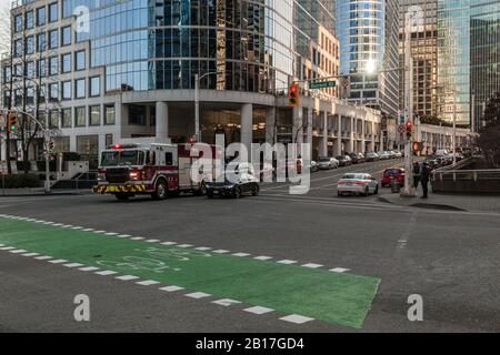 Vancouver, KANADA - 19. FEBRUAR 2020: Feuerwehrwagen auf der Straße in der Innenstadt. Stockfoto