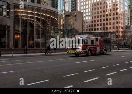 Vancouver, KANADA - 19. FEBRUAR 2020: Feuerwehrwagen auf der Straße in der Innenstadt. Stockfoto