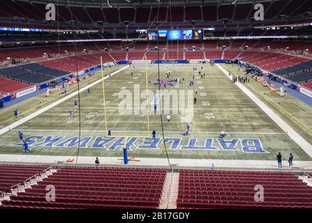 23. Februar 2020: Ein neuer Lackierjob richtet den Rasen während des Vorspiels aus, in dem die NY Guardians die St. Louis Battlehawks besuchten. Abgehalten im Dome im America's Center in St. Louis, MO Richard Ulreich/CSM Stockfoto