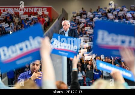 Houston, Texas - 23. Februar 2020: Crowd Cheers als demokratischer Präsidentschaftskandidat Senator Bernie Sanders spricht während seines Rallye-Camps mit der Menge Stockfoto