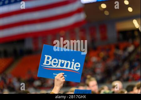 Houston, Texas - 23. Februar 2020: Anhänger hält Zeichen BERNIE als demokratischer Präsidentschaftskandidat Senator Bernie Sanders spricht während der Zeit mit der Menge Stockfoto