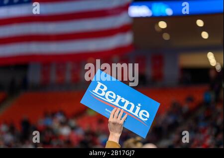 Houston, Texas - 23. Februar 2020: Anhänger hält Zeichen BERNIE als demokratischer Präsidentschaftskandidat Senator Bernie Sanders spricht während der Zeit mit der Menge Stockfoto