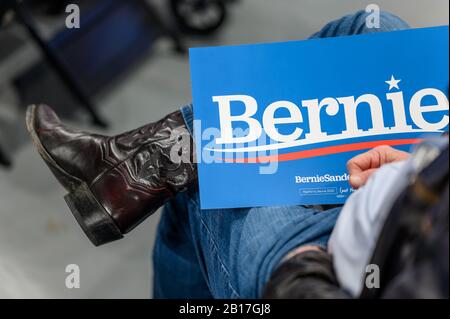 Houston, Texas - 23. Februar 2020: Anhänger hält Zeichen BERNIE als demokratischer Präsidentschaftskandidat Senator Bernie Sanders spricht während der Zeit mit der Menge Stockfoto