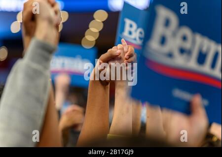 Houston, Texas - 23. Februar 2020: Anhänger halten sich die Hände, als der demokratische Präsidentschaftskandidat Senator Bernie Sanders während seines r mit der Menge spricht Stockfoto