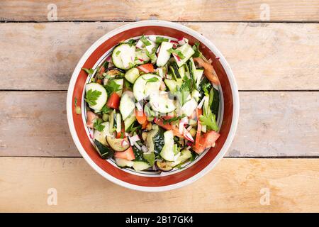 Frischer Salat mit Tomaten und Gurken. Bunter gemischter Salat Stockfoto