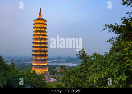 Bai Dinh Pagode bei Dämmerung, Ninh Binh, der größten buddhistischen Tempel Komplex in Vietnam, touristische religiösen Reiseziel. Malerische Karstlandschaft. Stockfoto