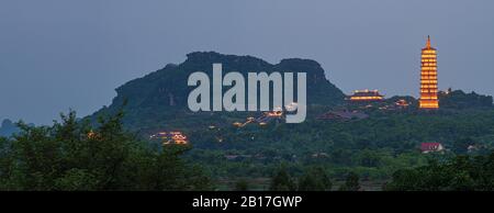 Bai Dinh Pagode bei Dämmerung, Ninh Binh, der größten buddhistischen Tempel Komplex in Vietnam, touristische religiösen Reiseziel. Malerische Karstlandschaft. Stockfoto