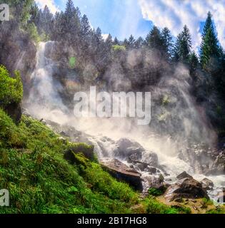 Italien, die Dolmen, das Trentino, das Tal der Genova und der Wasserfall Lares Stockfoto