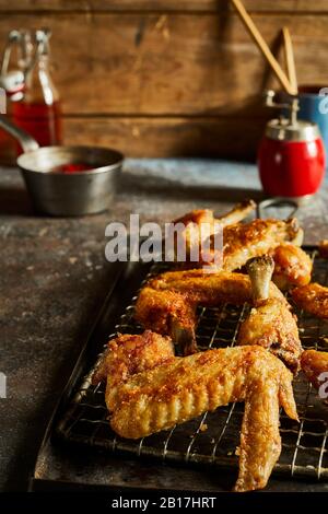 Nahaufnahme der gegrillten Hähnchenflügel Stockfoto