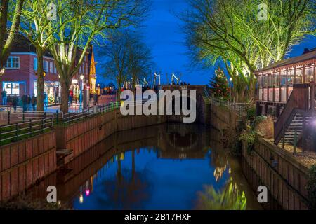 Deutschland, Niedersachsen, Krummhorn, Greetsiel, Passagiere, die am Aussentief watergate stehen Stockfoto
