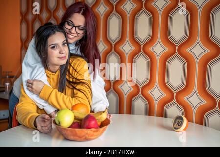 Porträt von zwei Mädchen im Teenageralter zu Hause Stockfoto