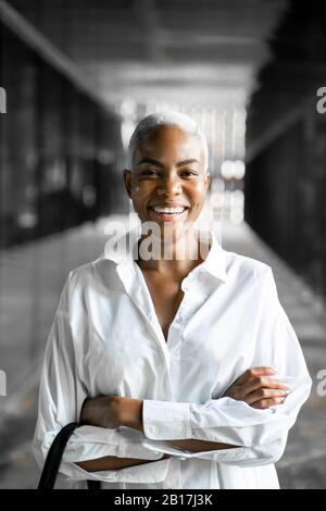 Porträt einer selbstbewussten Geschäftsfrau, lächelnd Stockfoto