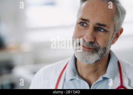 Porträt eines blau-äugigen, reifen Arztes mit Stethoskop Stockfoto