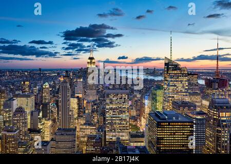 Wolkenkratzer in Manhattan gegen den Himmel bei Sonnenuntergang, New York City, New York, Vereinigte Staaten Stockfoto