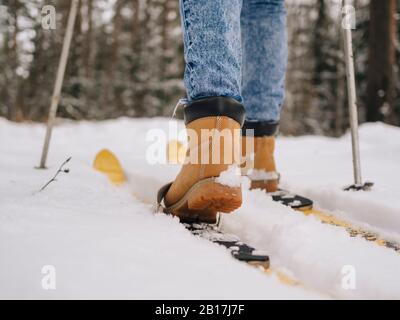 Crop Ansicht der Skifahrerin mit Lederstiefeln Stockfoto