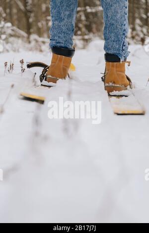 Crop Ansicht der Skifahrerin mit Lederstiefeln Stockfoto