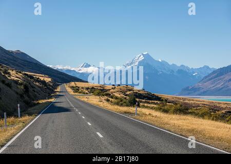 Neuseeland, Neuseeland State Highway 80 mit Mount Cook im Hintergrund Stockfoto