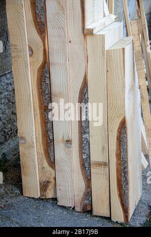 Holzbohlen, die auf Mesure gequadert wurden, um verschiedene Produkte zu kreieren Stockfoto