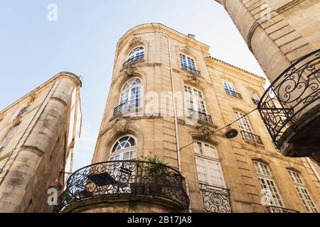 Frankreich, Gironde, Bordeaux, niedrige Winkelansicht der Fenster und Balkone des alten Stadtwohngebäudes Stockfoto