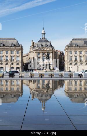Frankreich, Gironde, Bordeaux, Place de la Bourse, die sich im Miroir dEau Pool spiegeln Stockfoto
