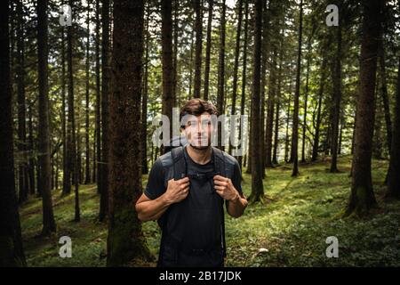 Porträt eines Mannes mit Rucksack bei einer Wandertour in Wald, Karwendel, Tyrol, Österreich Stockfoto