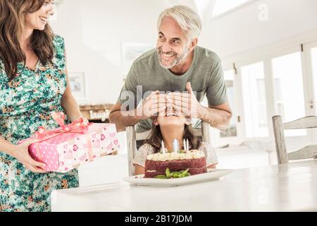 Vater und Mutter feiern den Geburtstag der Tochter Stockfoto