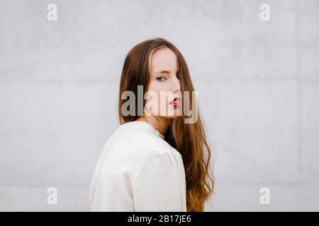 Porträt der jungen Frau mit langen Haaren und roten Lippen Stockfoto