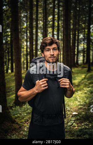 Porträt eines Mannes mit Rucksack bei einer Wandertour in Wald, Karwendel, Tyrol, Österreich Stockfoto