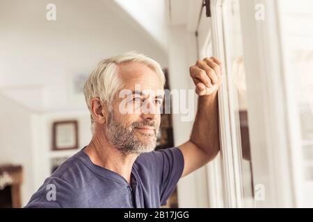 Porträt des reifen Mannes Blick aus dem Fenster Stockfoto