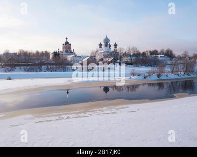 Russland, Leningrad Gebiet, Tichwin, Tichwin Himmelfahrt Kloster im Winter Stockfoto