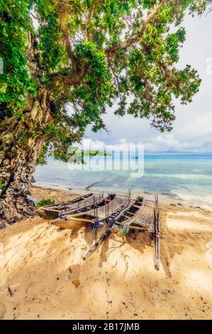 Papua-Neuguinea, Trobriand-Inseln, Kitava-Insel, traditionelles Boot am Strand Stockfoto