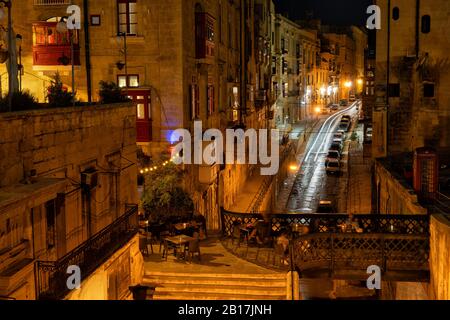 Malta, Valletta, Alte Häuser und Straße in der Nacht Stockfoto